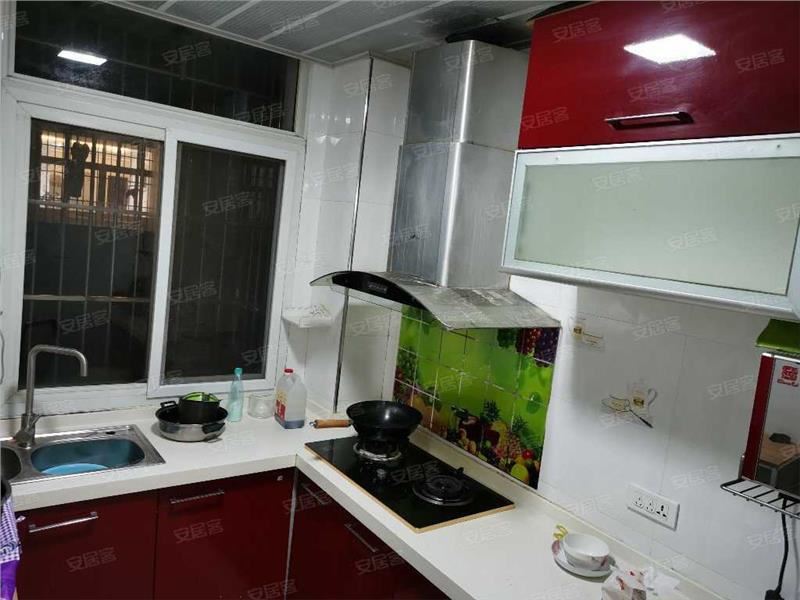 宏大小区，步梯中层，精装三房，方便停车，低 付可按揭