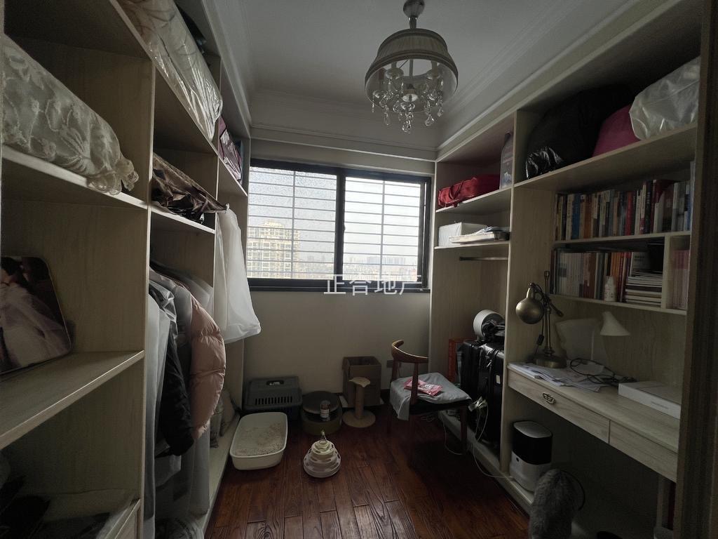 诚心出售，城南，御台公馆，中间好楼层，精装四房两卫，人车分流品质小区老证过户便宜