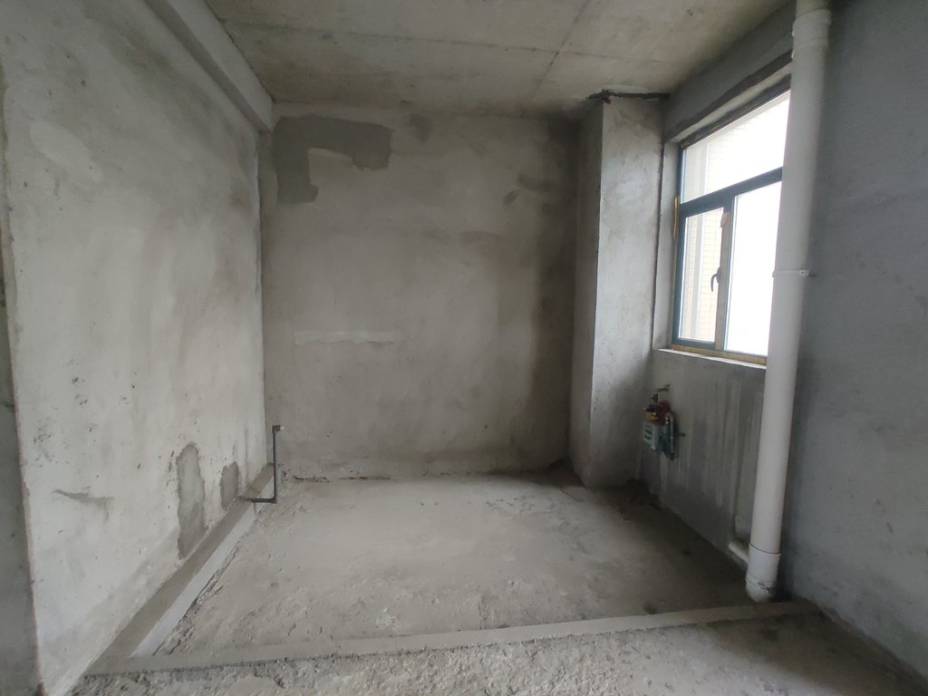 新城一号.毛坯四房.单嫁才5700呦.看房方便