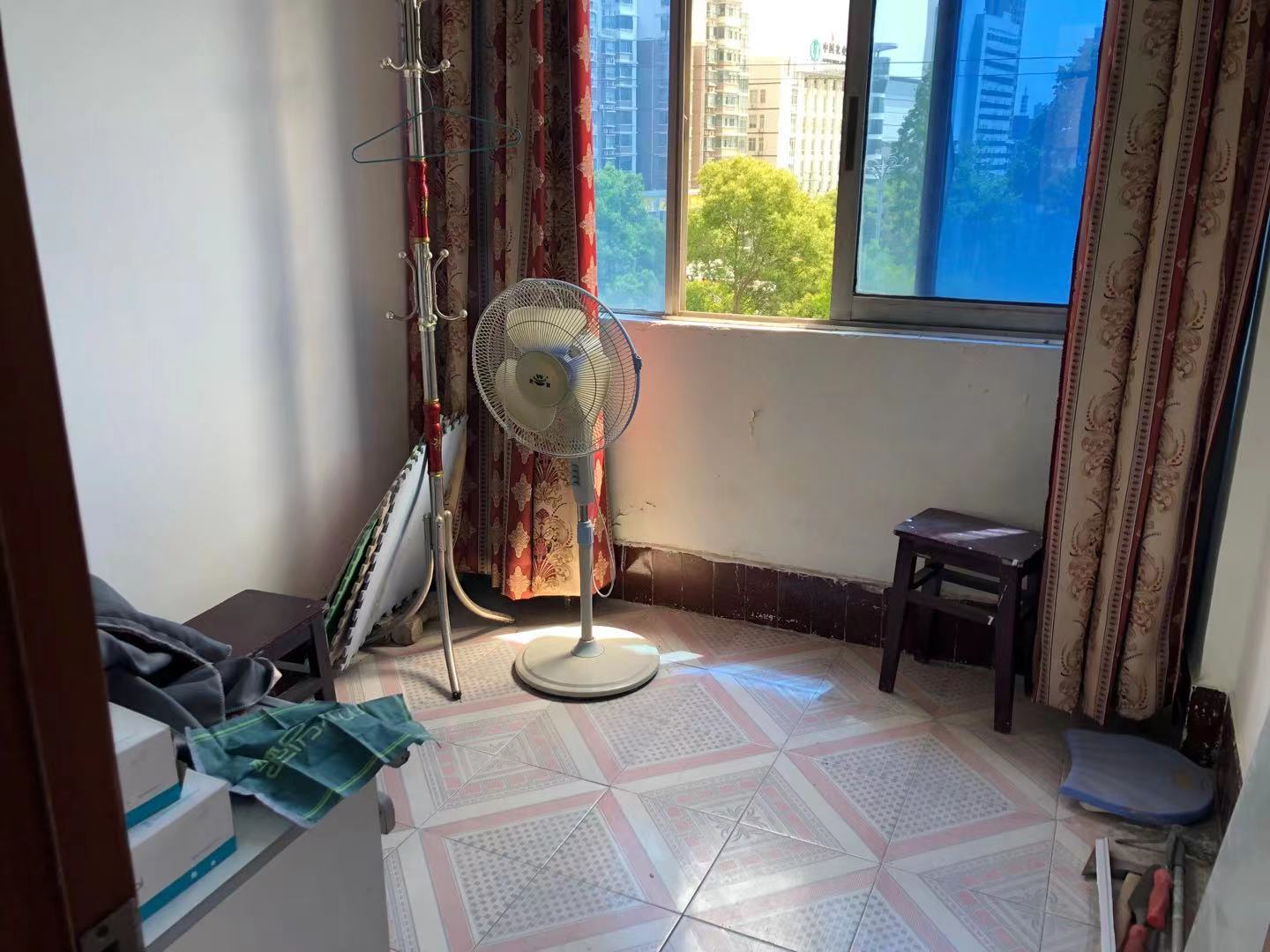 毅德园旁边的农行宿舍中装三房带车库位置好生活方便