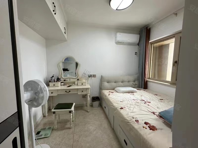 急售，元泰未来城B区，精装三房，​全屋地暖，单价6千多，下楼就是三中