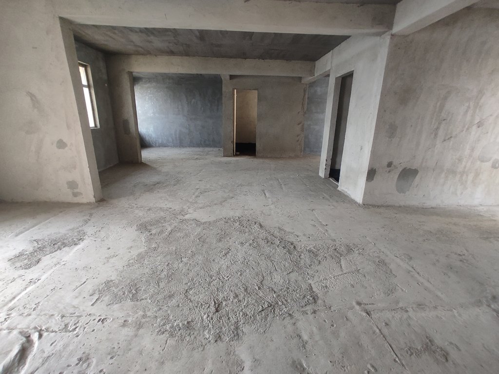 清华园毛坯大三房.中间楼层.看房方便