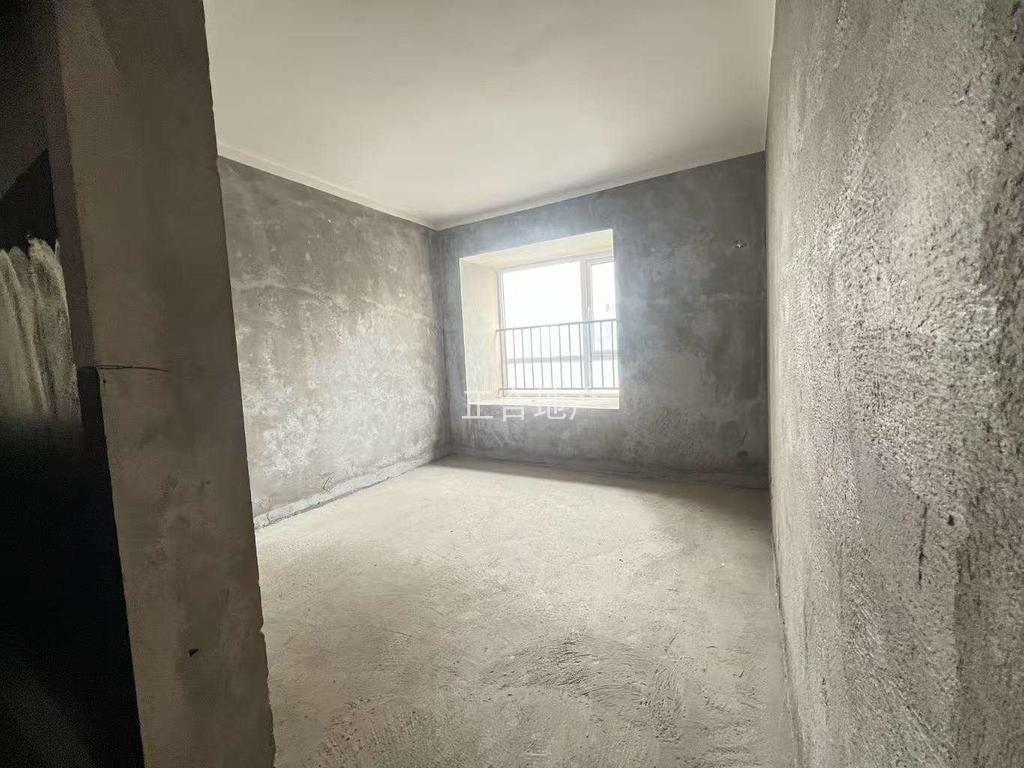 捡漏，城南，森林国际，毛坯三房，单价4700，电梯好楼层20楼，证满二