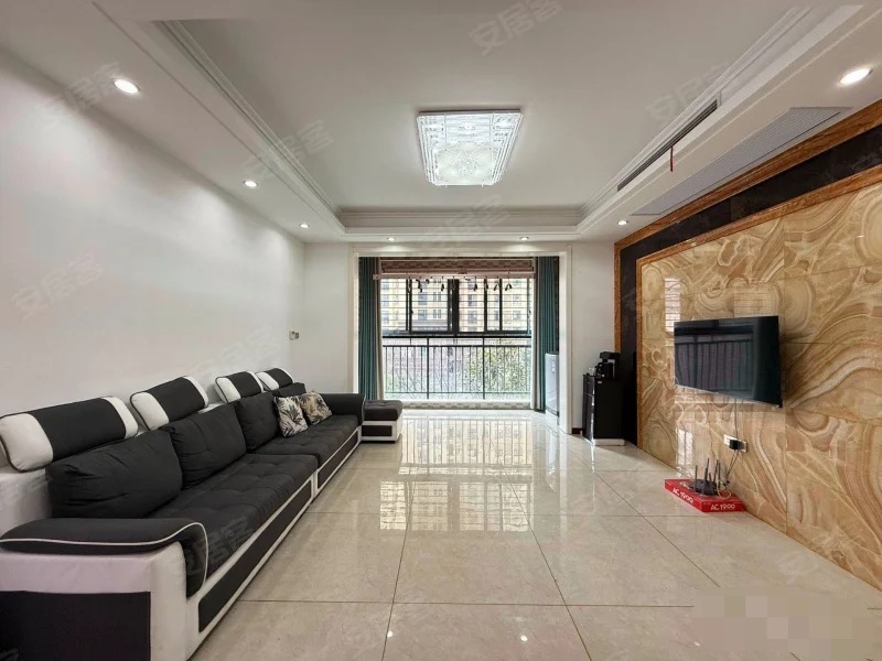 326， 诚心出售，和合国际四期， 精装三房两卫， 边户 ，成色新，老证，南北通透