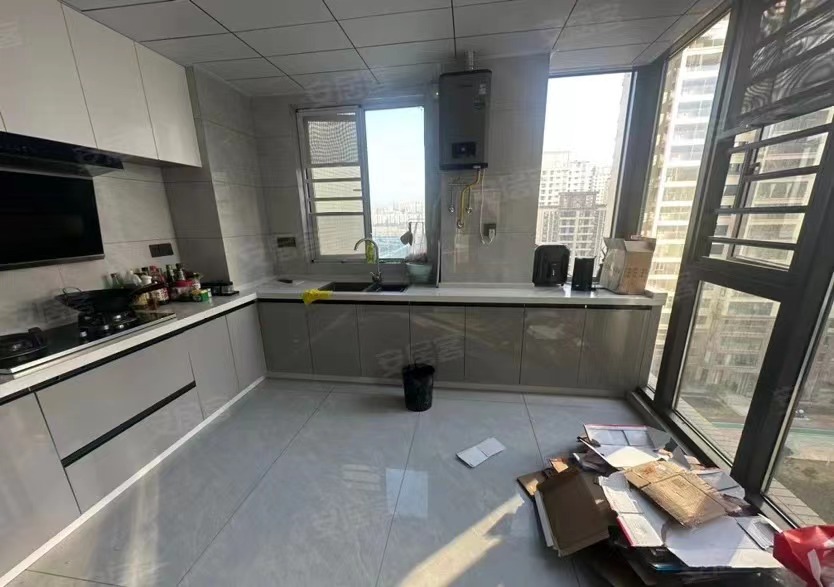 29，亏本出售，全新精装大四房，毛坯价急卖，电梯中层，东边户，看中谈