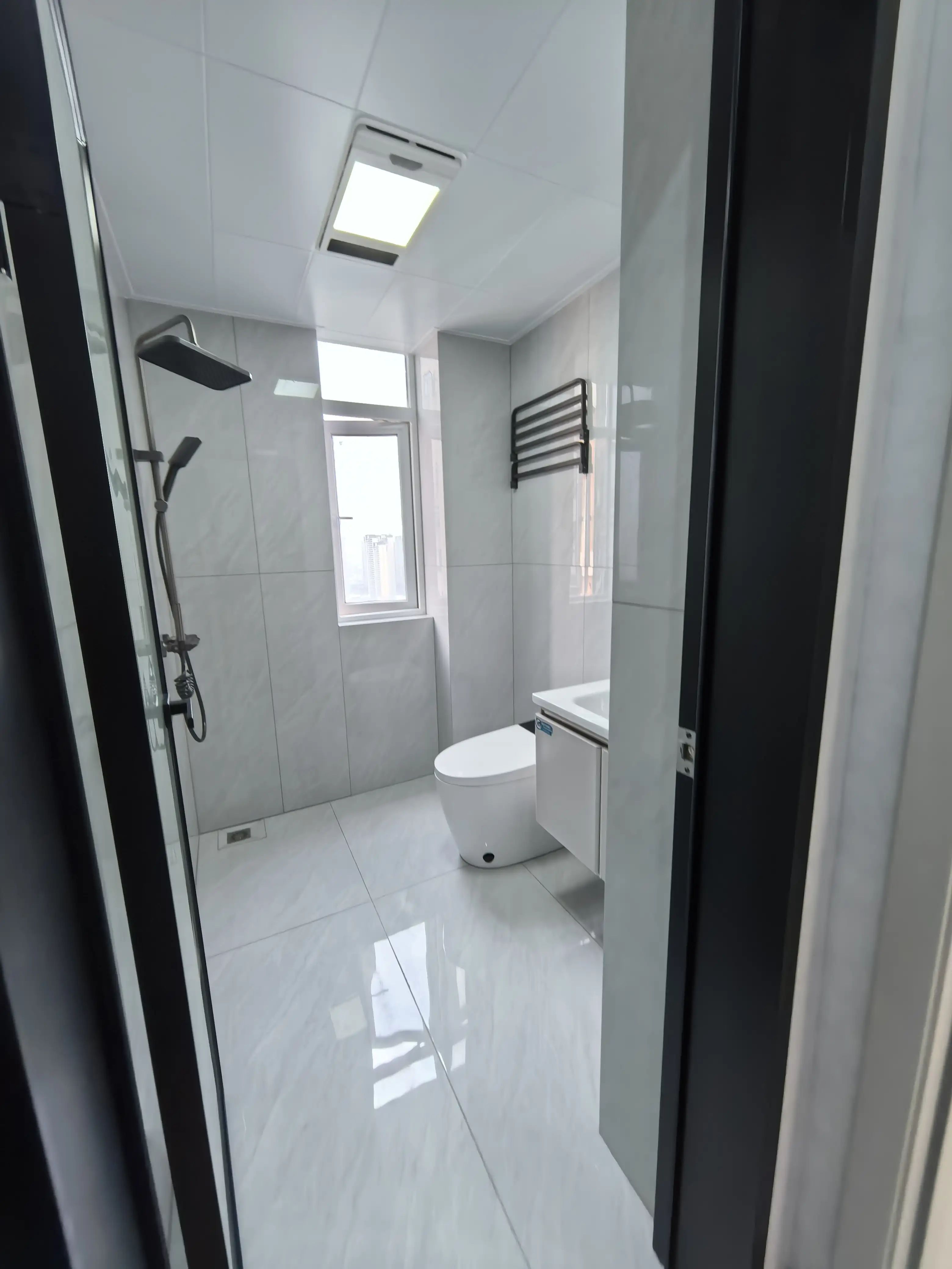 新妇幼对面，鸿昇现代城二期，精装三房两卫，边户，全新装修，好楼层