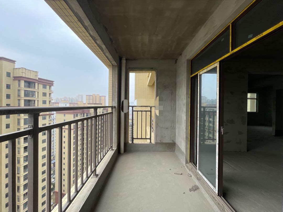 业主急卖，领秀城单价5900，三面采光，好楼层，送入户花园，户型好的很