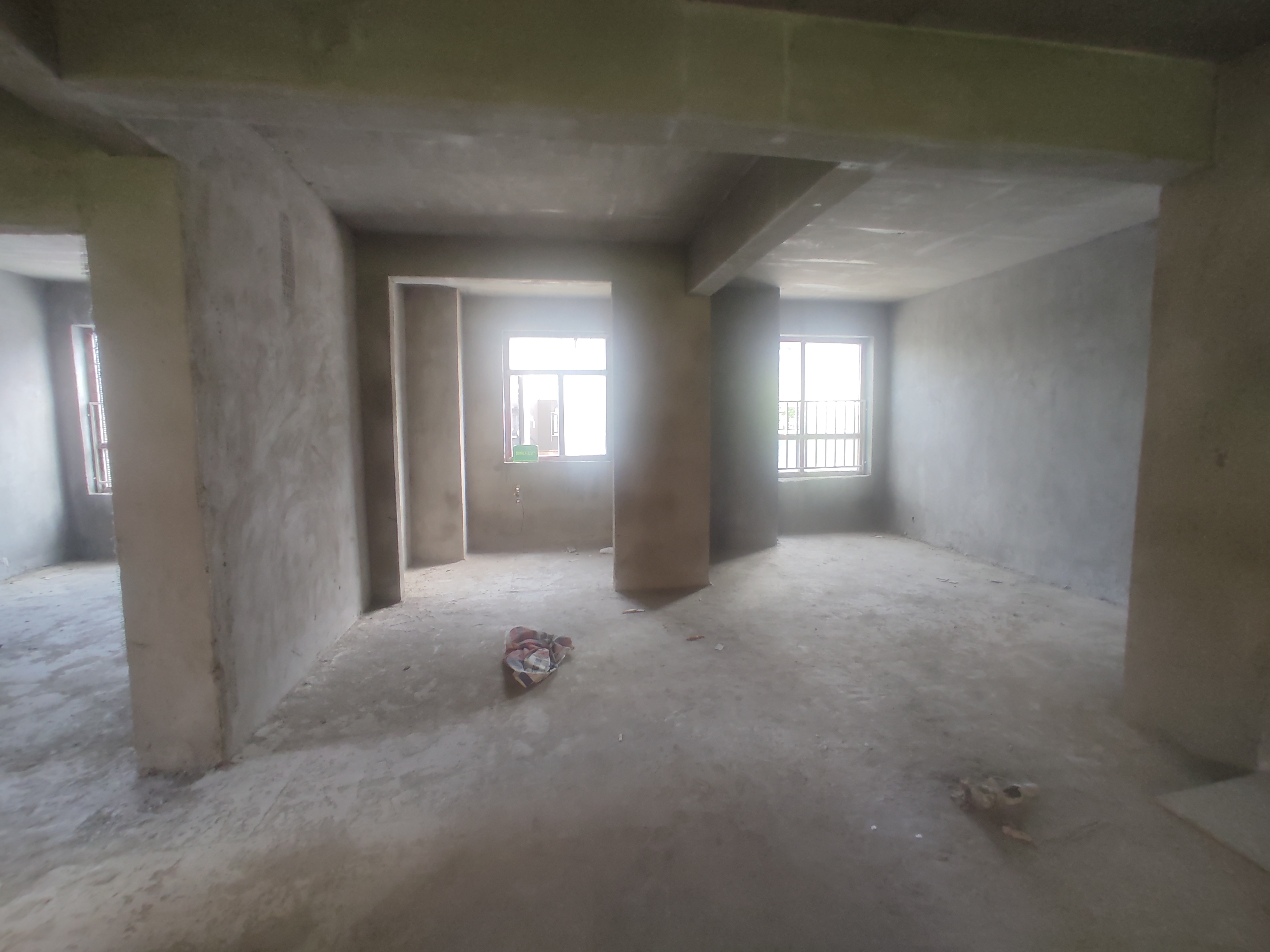 沔阳公馆毛坯三房两卫边户.代超达露台担架只要5000.看房方便