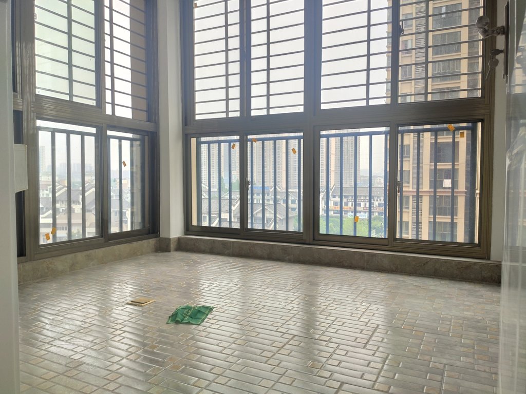 急售南国明珠精装修四室总价才83万满二看房方便