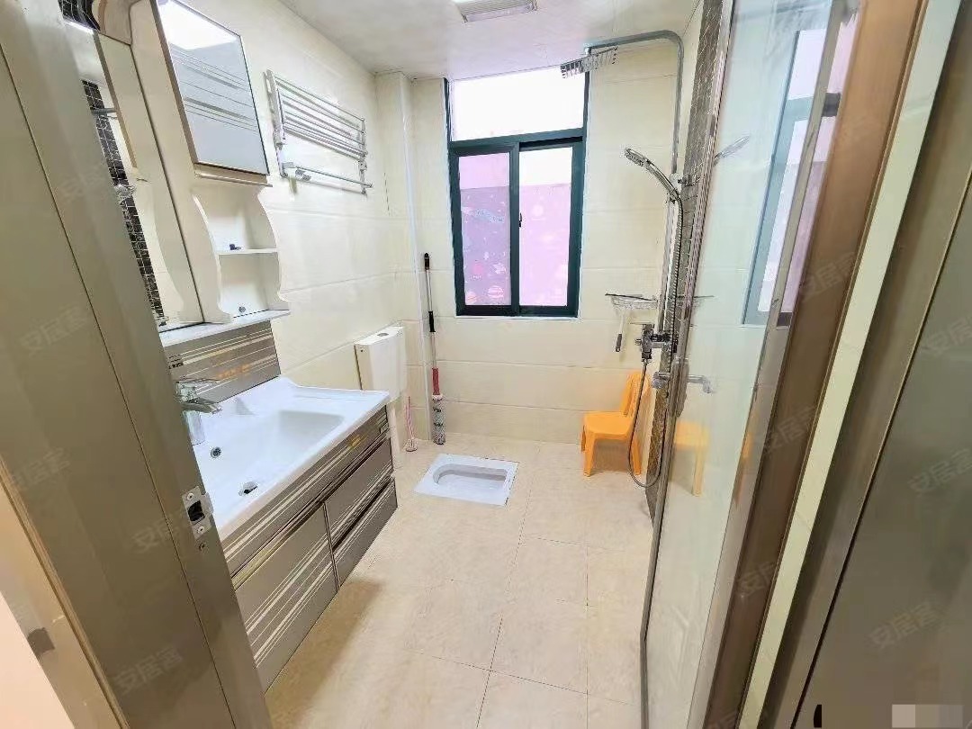 1，房东亏本出，急售，一中附近，精装两房，步梯好楼层，楼龄新，特别适合养老