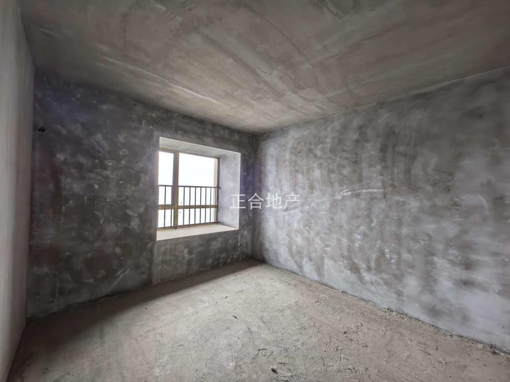 降价了，城南御湖世家，电梯好楼层，证满二，单价4300+，带车位，看中价格能谈，诚心出售，