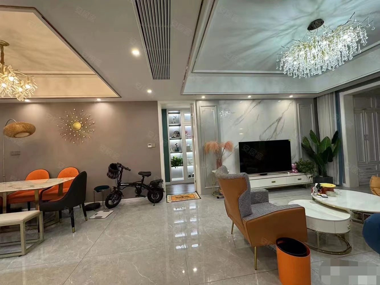 298，城南，品质小区，御台公馆，边户精装两房+阳光房，东边户，成色新，南北通透，几乎未住