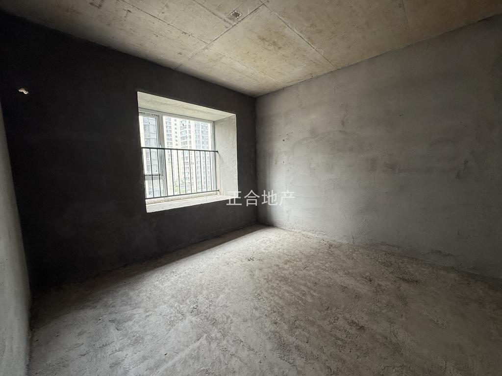 业主急售，蓝天花园，小‮层高‬洋房，好楼层5楼，一梯一户，7字转角‮阳大‬台，边户