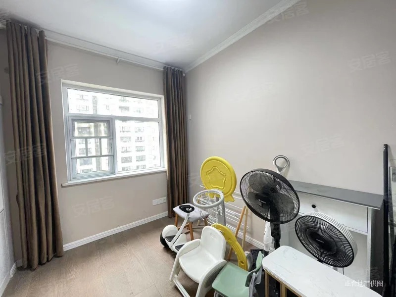 业主急售，和合国际四期，精装四房，9成新，中间楼层，拎包入住