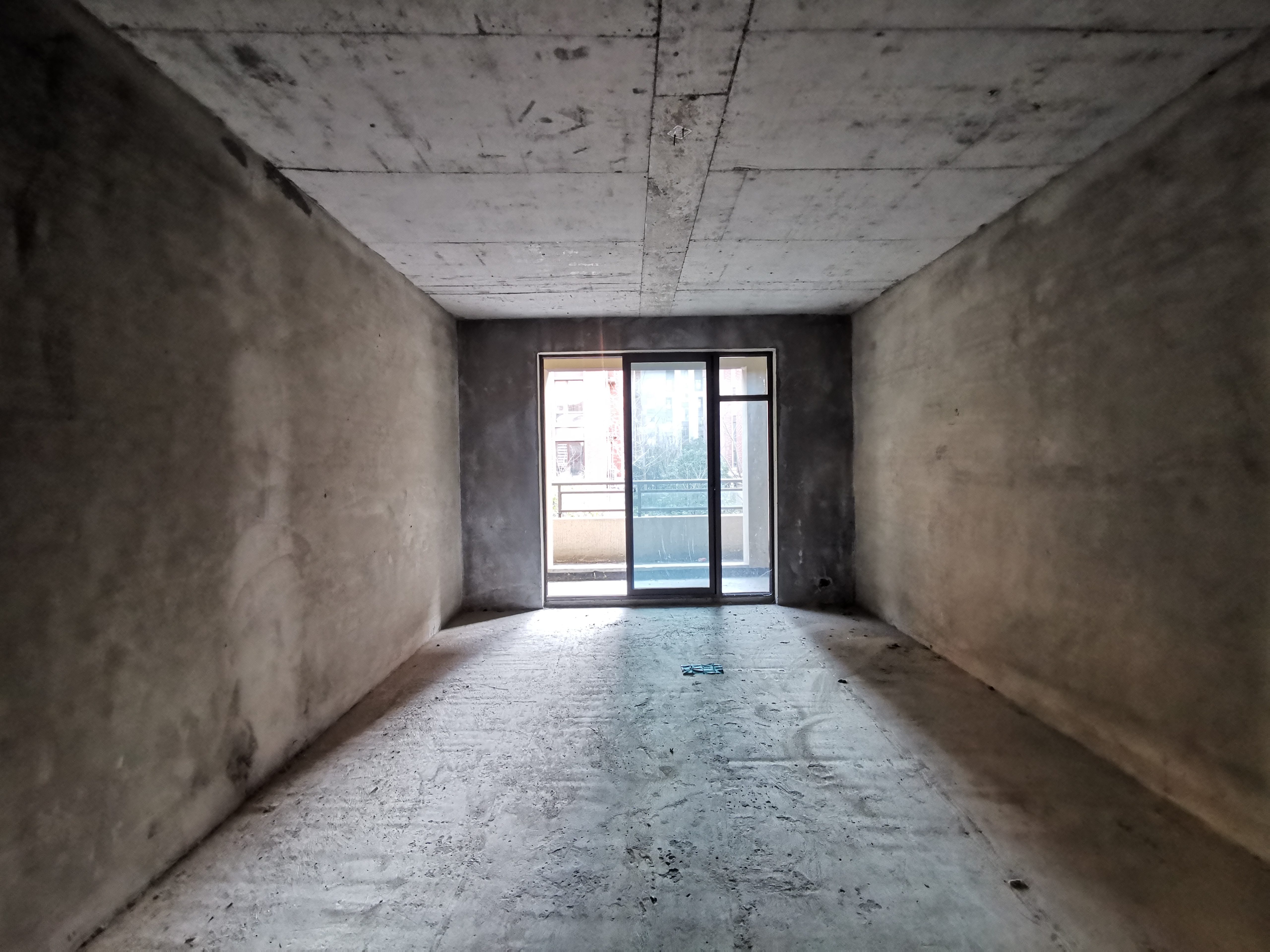 绿地香格里拉 复式楼带大院子 南北通透赠送阳台多 看房方便诚心卖 还有车库26平出售