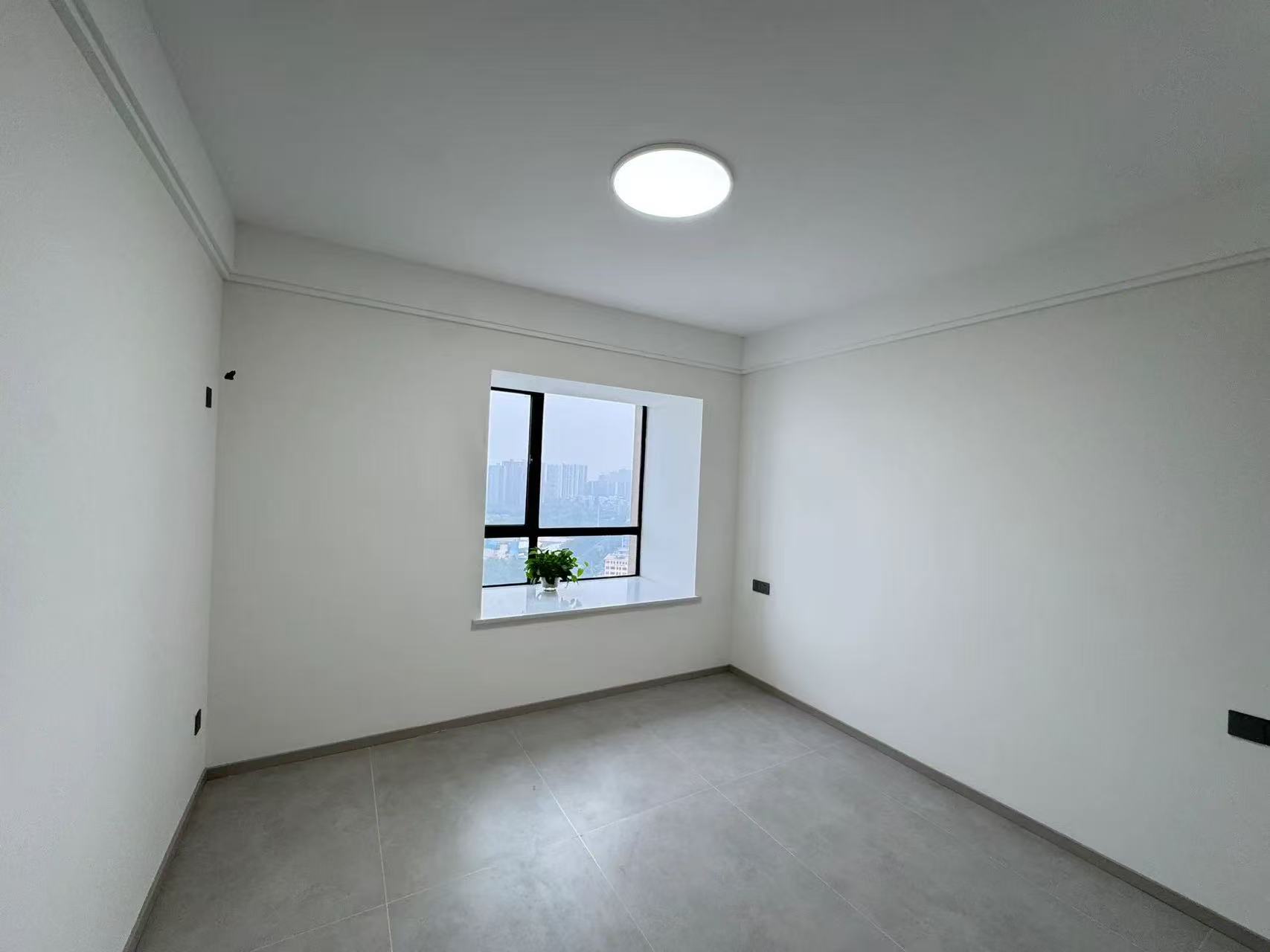 城南，御湖世家，精装三房两卫，全新装修，证满二，好楼层27楼，送一个地下车位