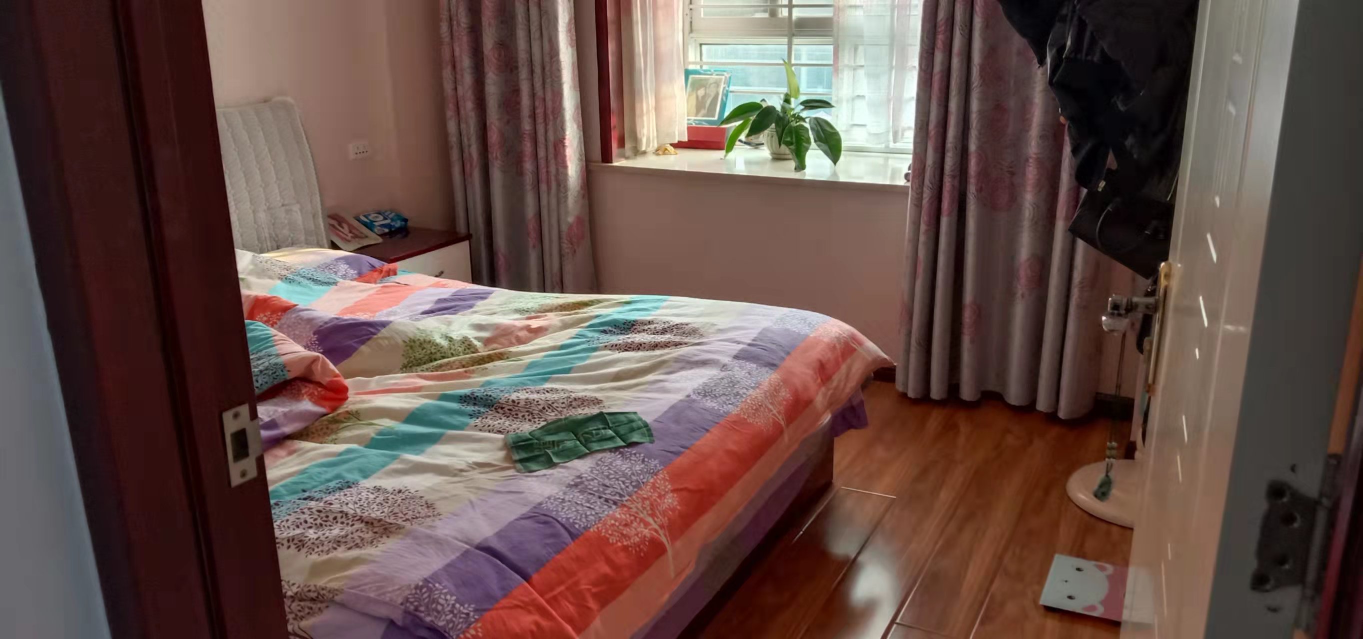 明珠新城精装三房拎包入住看房方便家里住的很少保养的不错哦