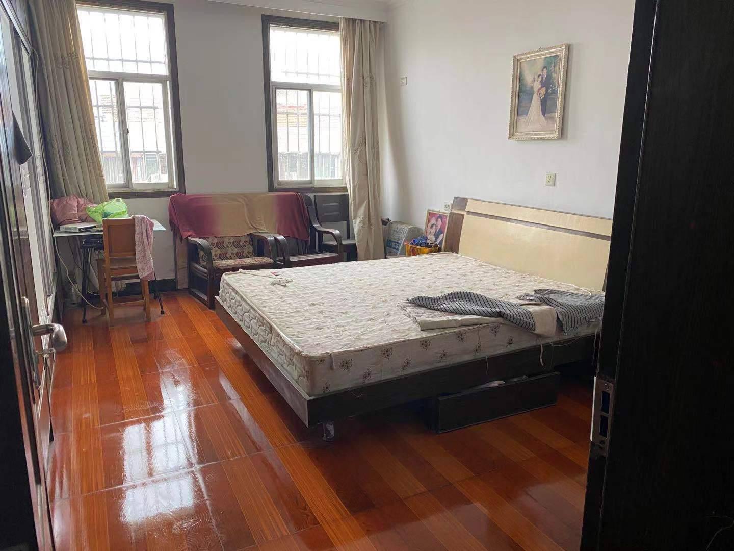 地富小区36万元104㎡3室2厅2卫，小区停车方便！