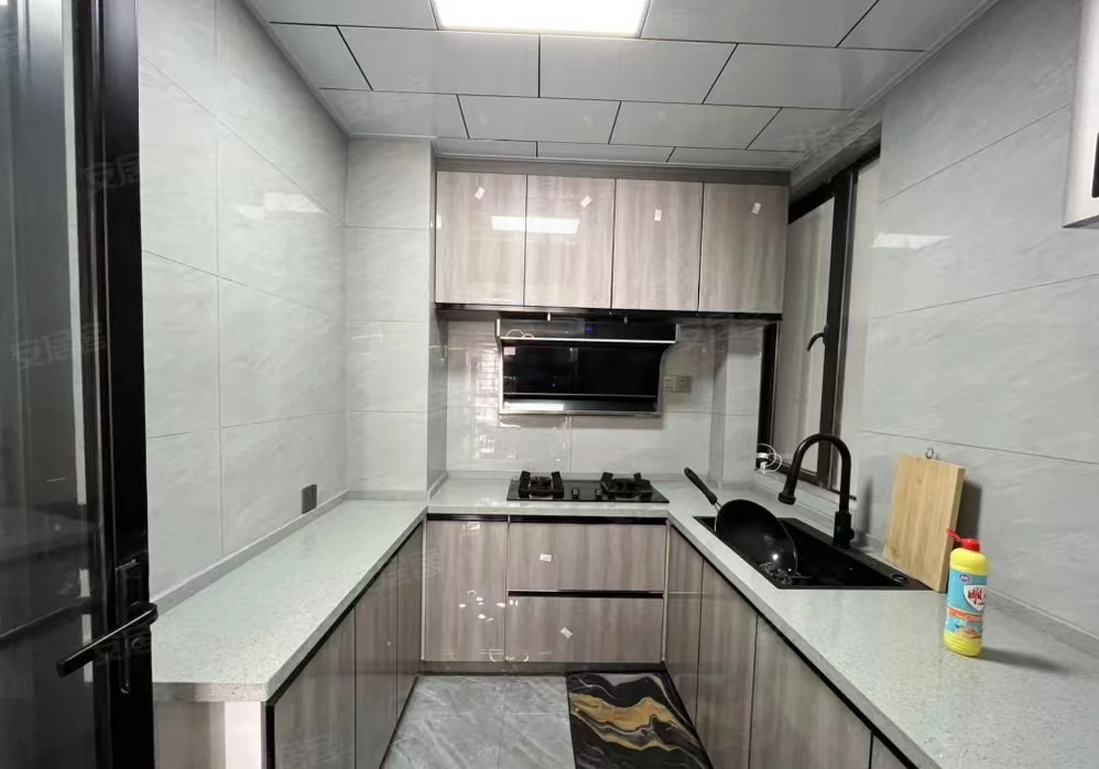 房东亏本出售，荣怀小高层，精装小三房，9.9成新，三开间朝南，好楼层