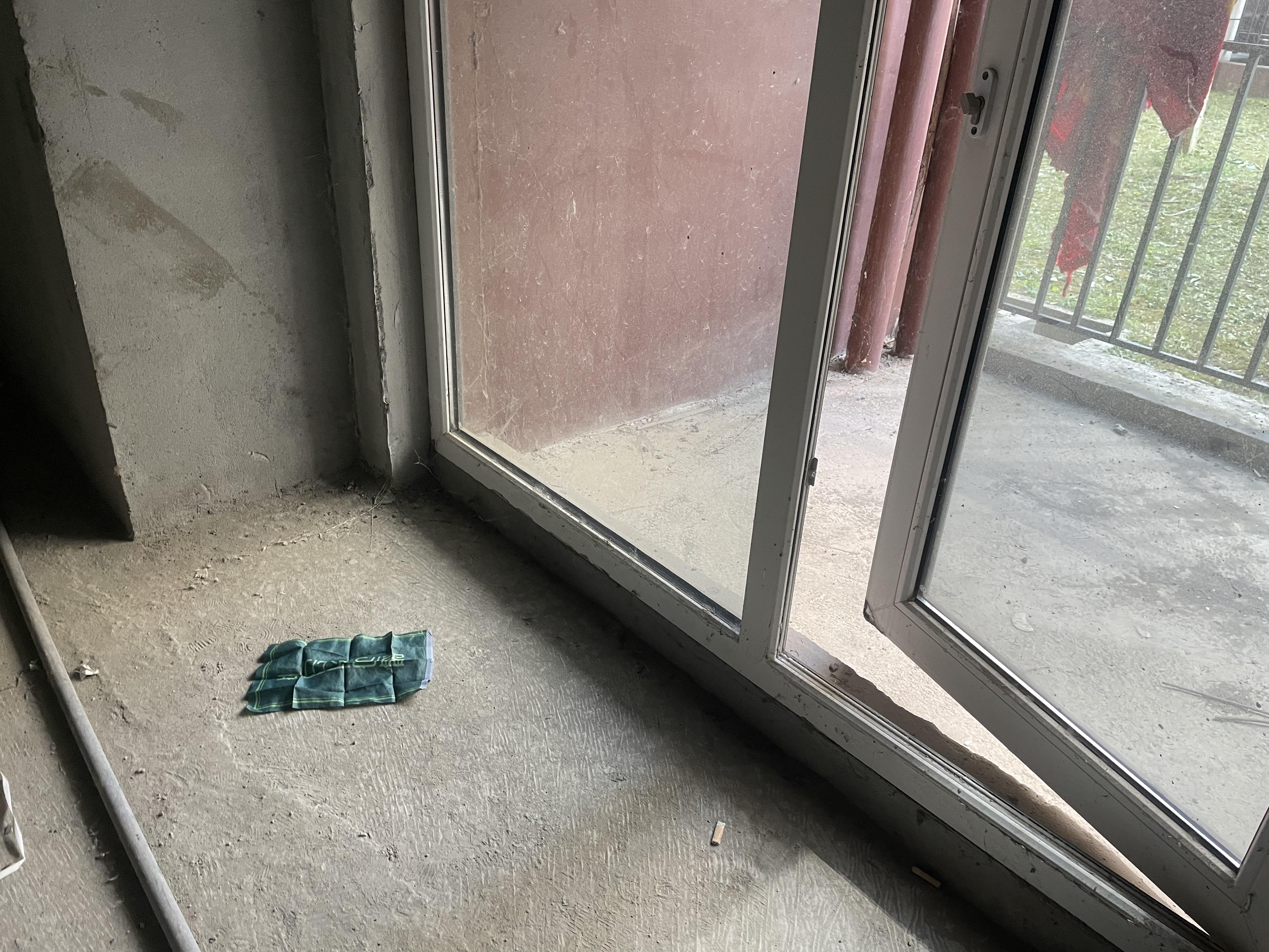 满庭春双阳台毛坯大三房出门就是大草坪空气会很好种点花花草草