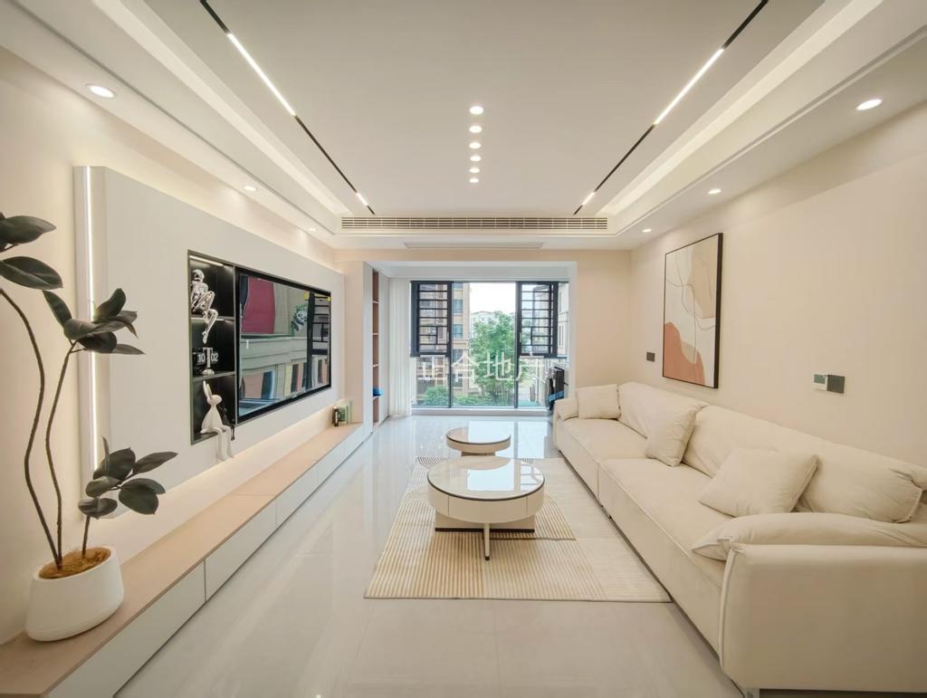 城南，御湖世家，全新精装三房二厅，证满两年，手付无要求，好楼层