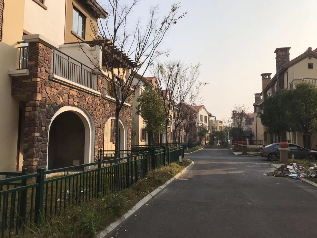 御江湾江滩公园旁仙桃二小对面三层联排别墅两个 立停车位自带花园买到就是挣到