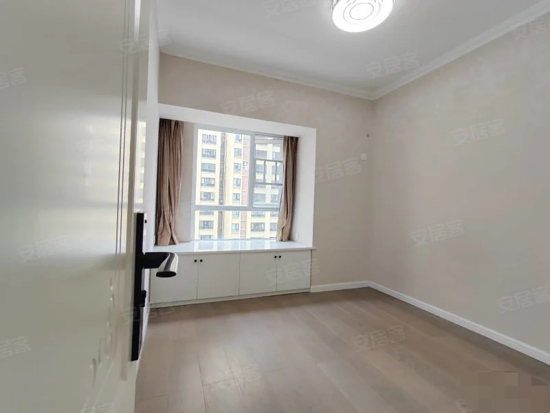 业主急售，和合国际四期，精装四房，9成新，中间楼层，拎包入住