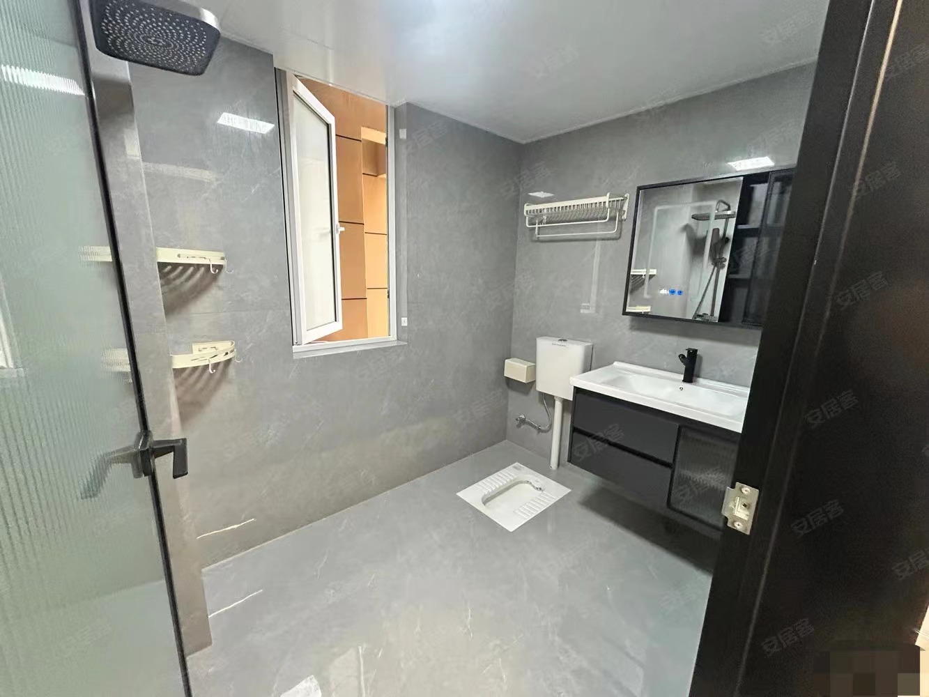 捡漏了，城南森林国际，电梯10楼，全新精装三房，下楼就是新二中二小，证满二