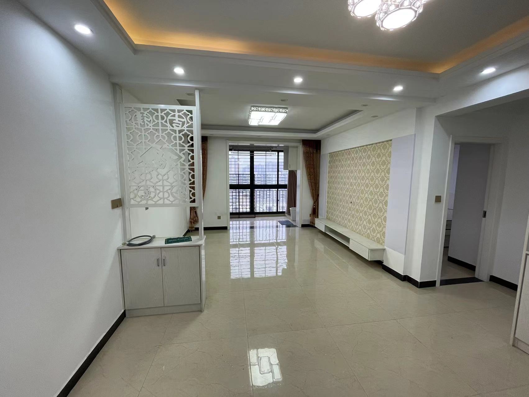 金城花园，精装两房，南北通透，楼层好证，满二，房东诚意出售