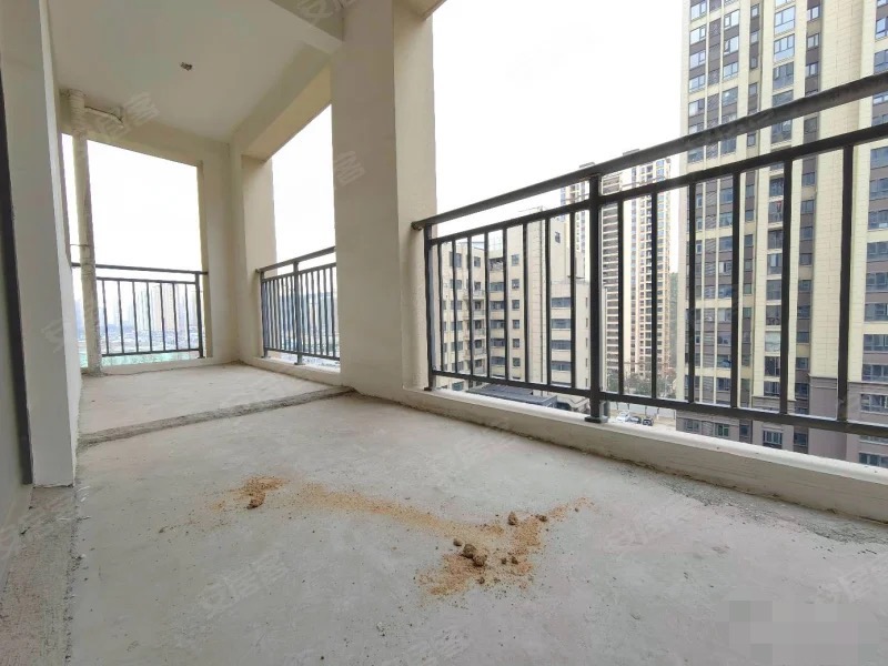 吾悦旁，蓝天新城，电梯好楼层，单价5300+，满二，大阳台