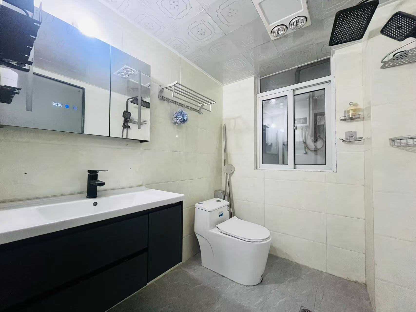 急售，和合国际，精装三室两厅一卫。拎包入住，证满二