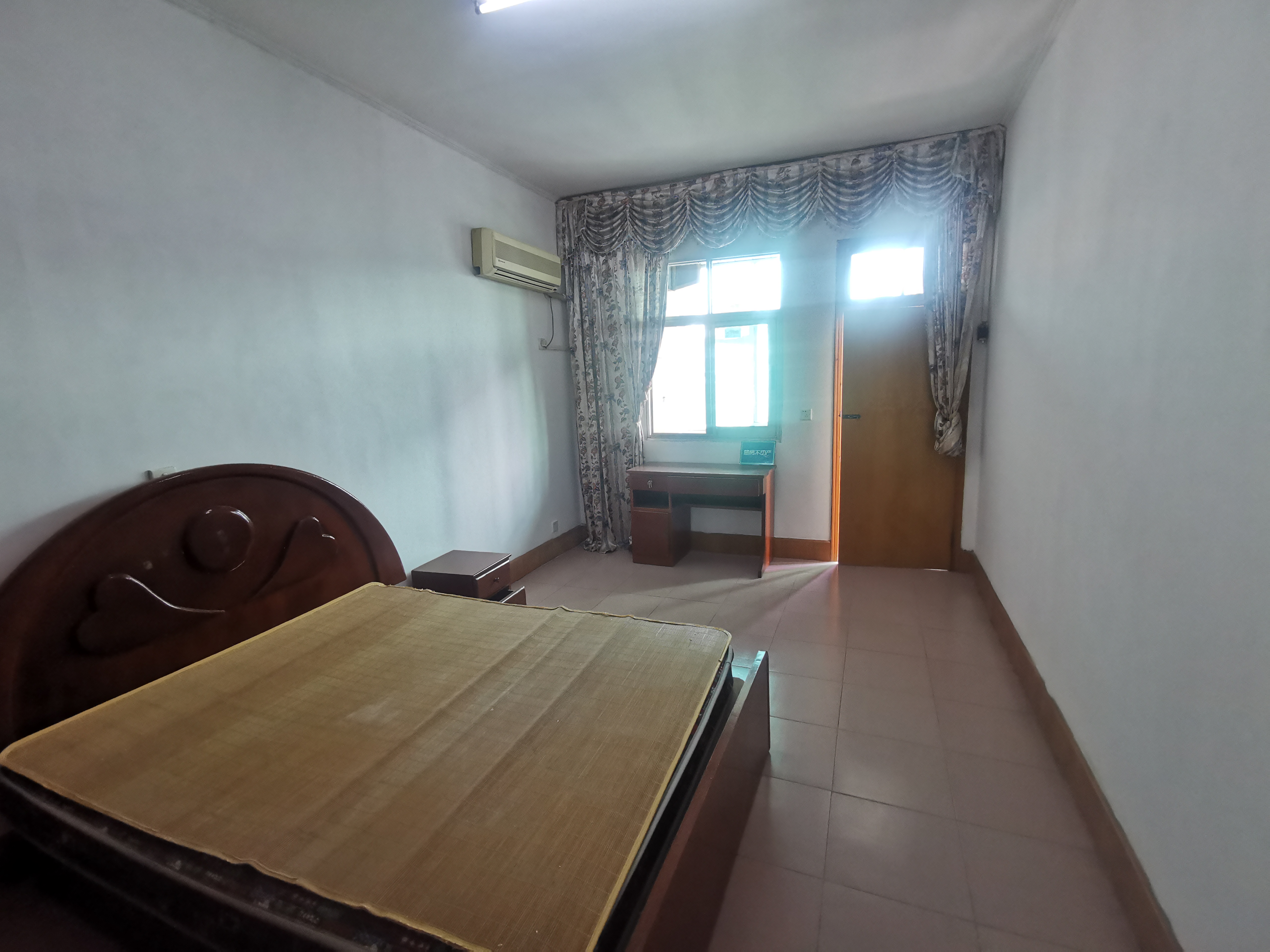 汉江酒店旁人民银行宿舍三室两厅地理位置位置优越三面采光实际面积大看房方便价格可谈