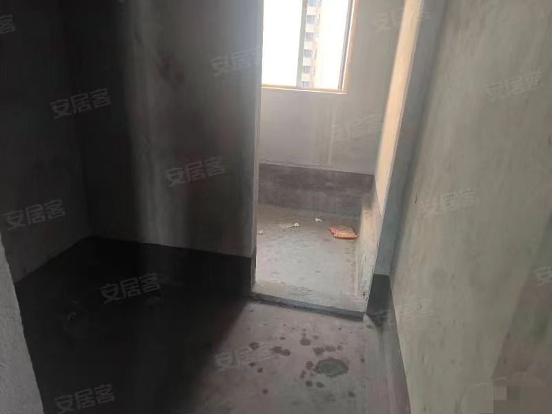 256，城南，沔阳旁，手付1万紫金城，单价4300，中间好楼层，毛坯大三房