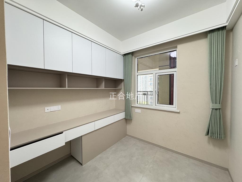 风和日丽，双书包房，精装三房两卫，全新装修，中间好楼层，拎包入住，证满二