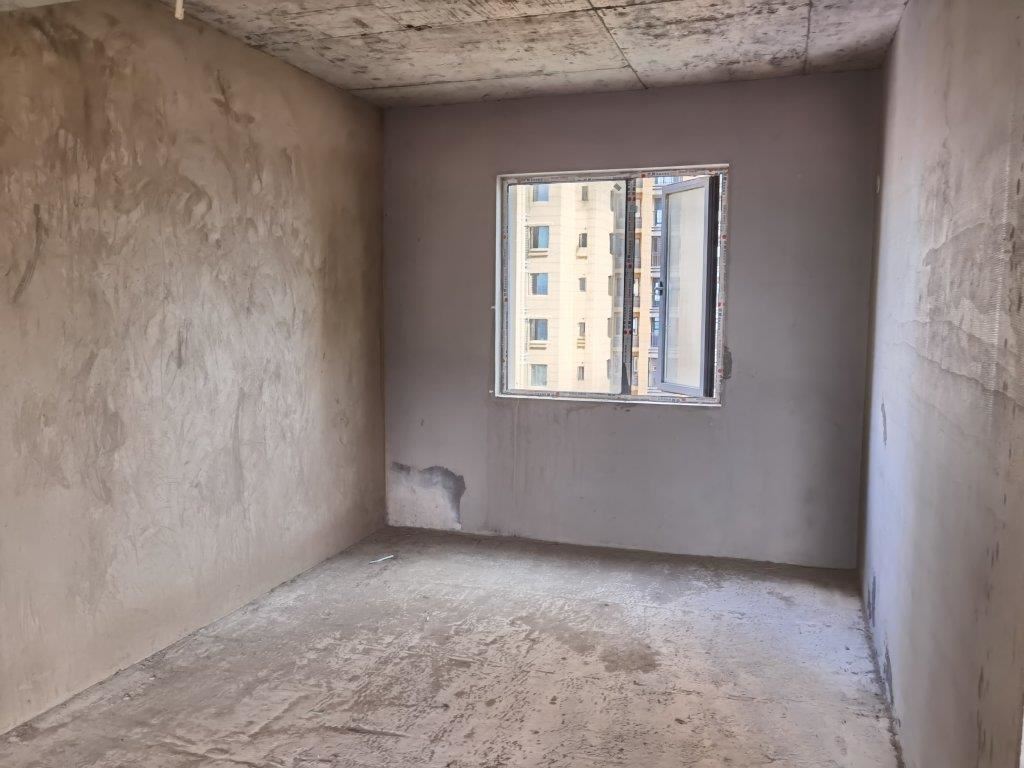 环球 城毛坯三房南北通透支持按揭 看房