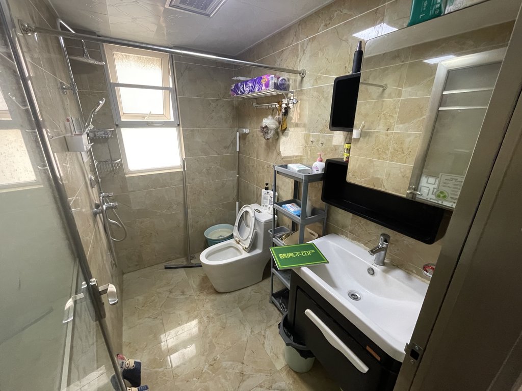 满庭春，南北双阳台带供暖装修毛坯价老证诚意出售看房方便，