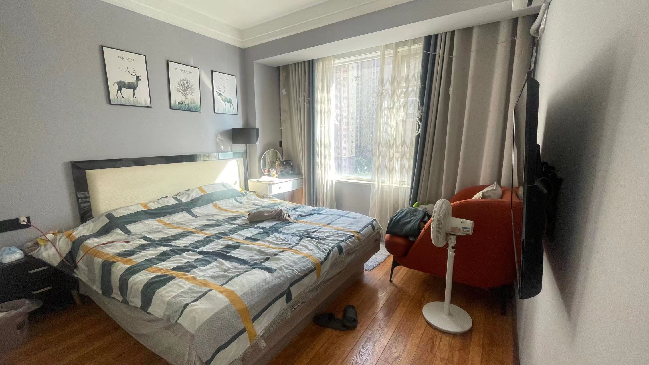 满庭春.精装三房.中间楼层.房子九点九成新.证件满二.看房方便