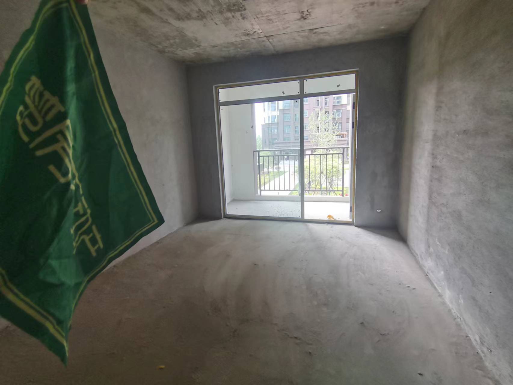 蓝天新城毛坯三房户型方正看房方便房东诚意出售