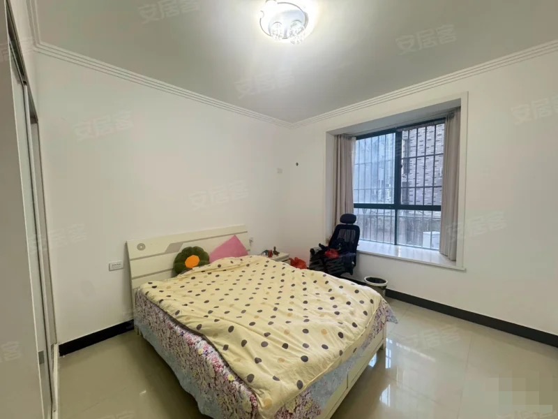 业主急卖，武商附近，步梯二楼，精装大两房成色新户型方正诚心出售拎包入住