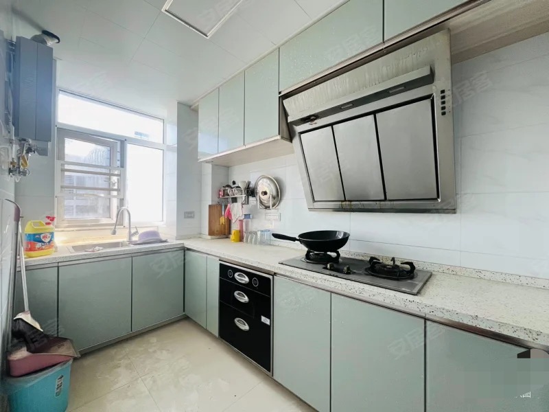 243，商城旁，三合鑫城，精装一室一厅一厨一卫，电梯房，边户，拎包入住，