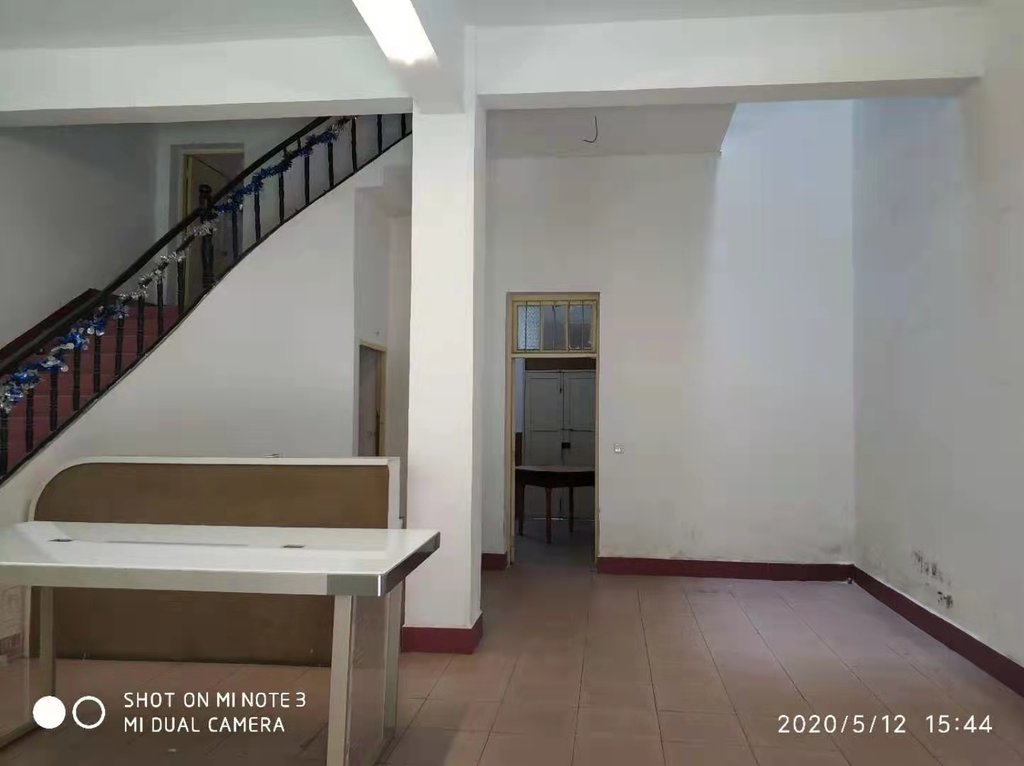 烟草二巷私房七个房间四个厅三个卫生间不动产证在手