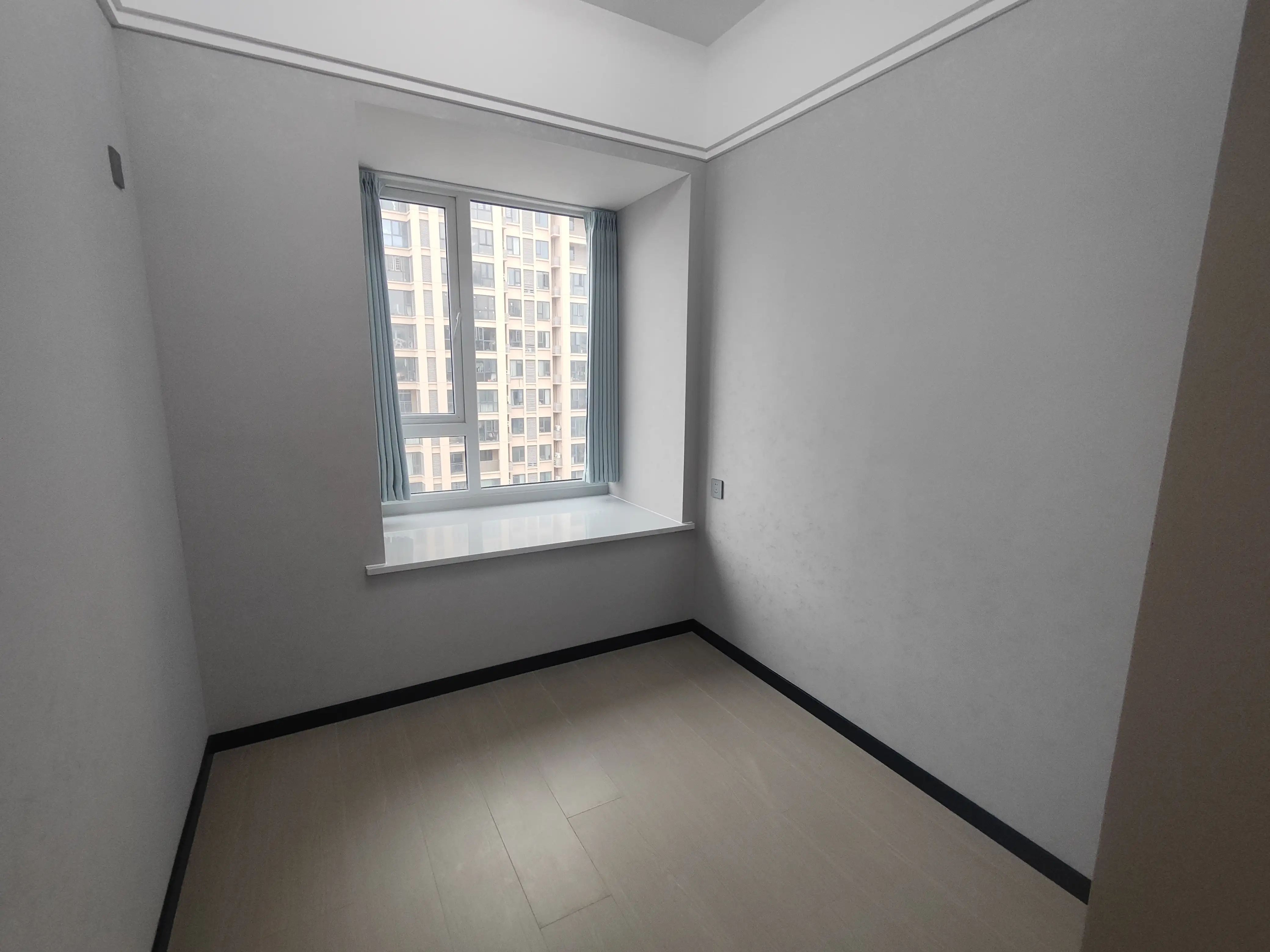 城南，南国明珠，精装大四房，送车位，好楼层，超大客餐厅，双阳台，证满二