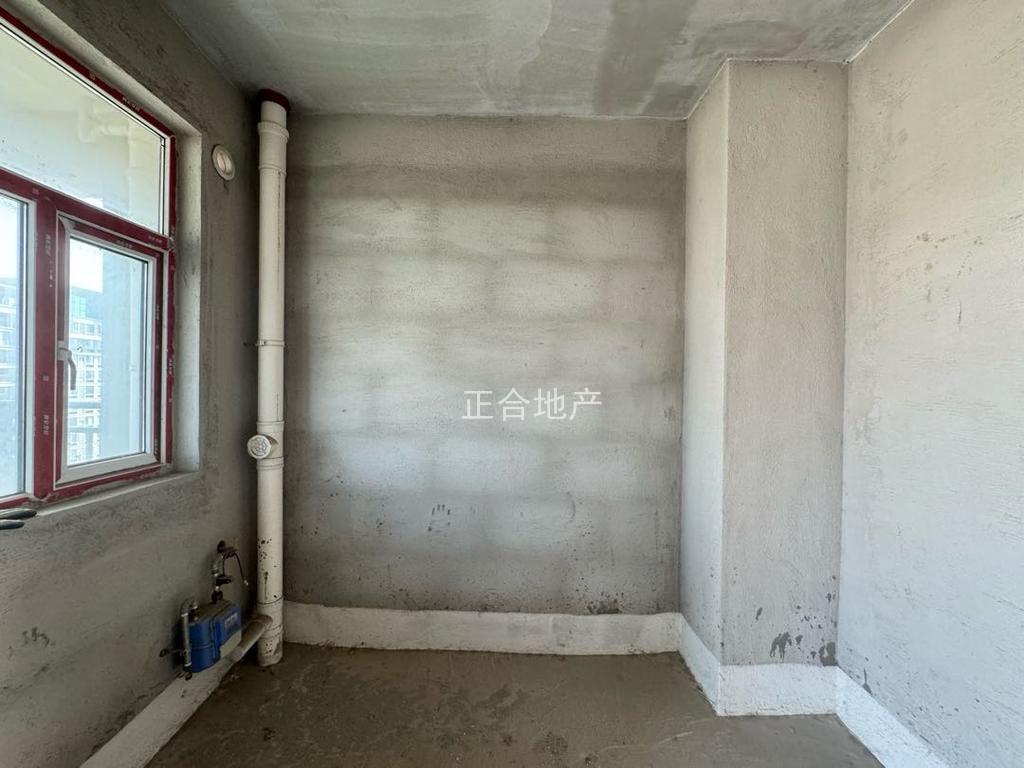 急卖，大捡漏❗️❗️三中门口的房子❗️❗️风和日丽，送车位现房交付，毛坯四房，好楼层，