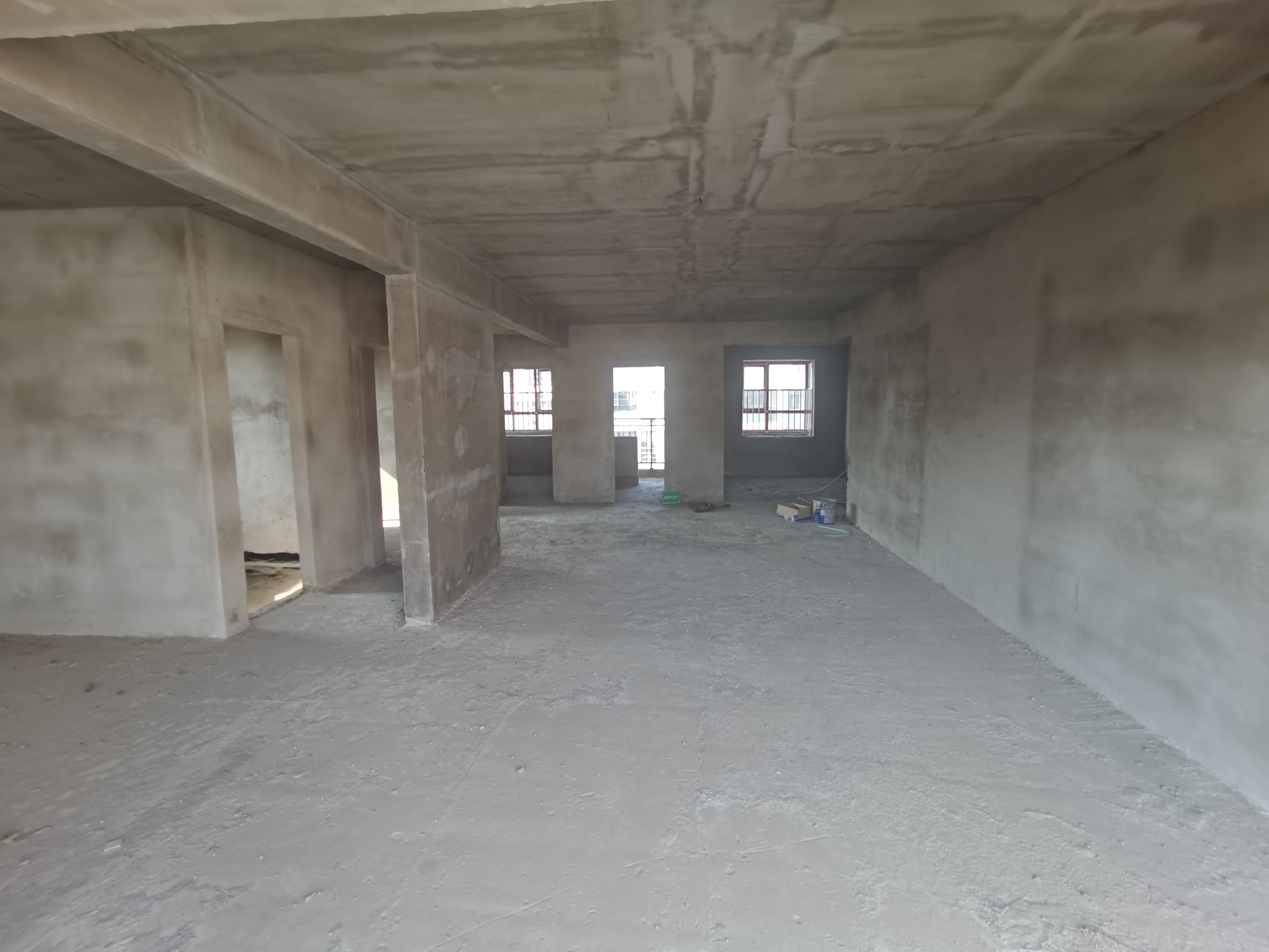 沔阳公馆毛坯四房，三面采光，通风视野俱佳，看房方便