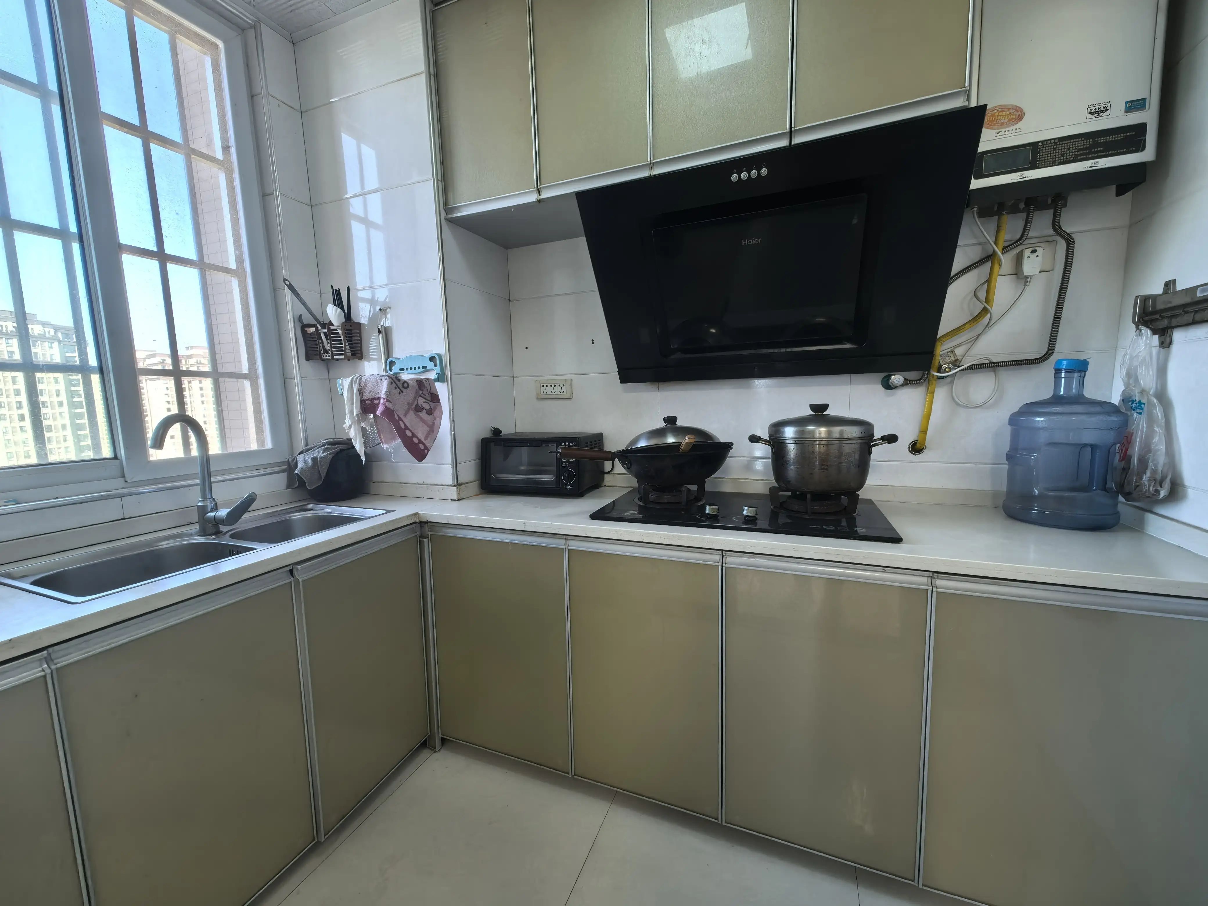 仙桃一中正对面，翰林公馆，边户，精装两房，老证，看中可谈，成色新，直接住