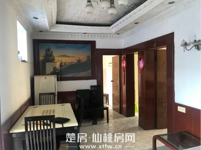 商城大厦斜对面的商业食品厂宿舍三室一厅