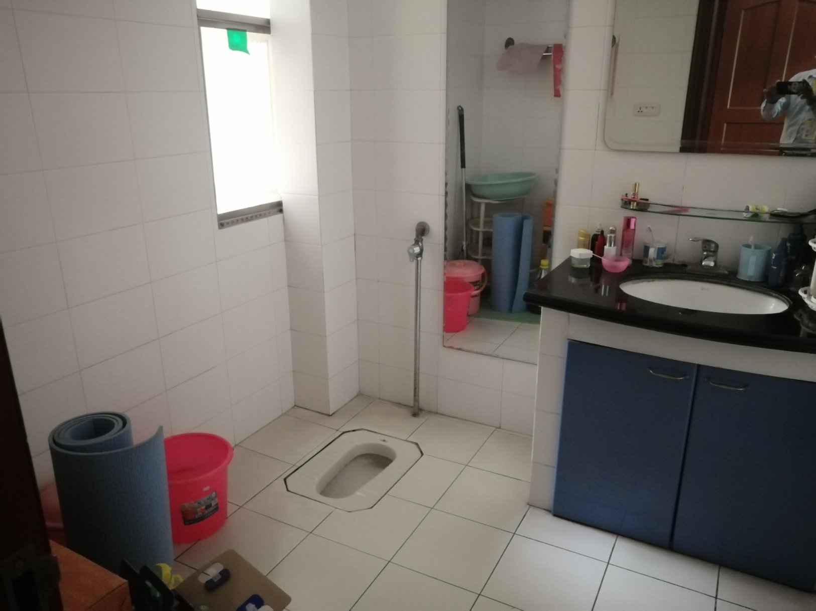 实验 正对面装修三房，步梯好楼层，带地下室