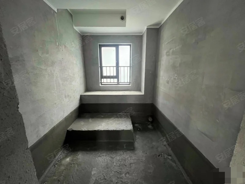 急售现房，吾‮广悦‬场‮平大‬层，单价5700+，一梯一户，小高层