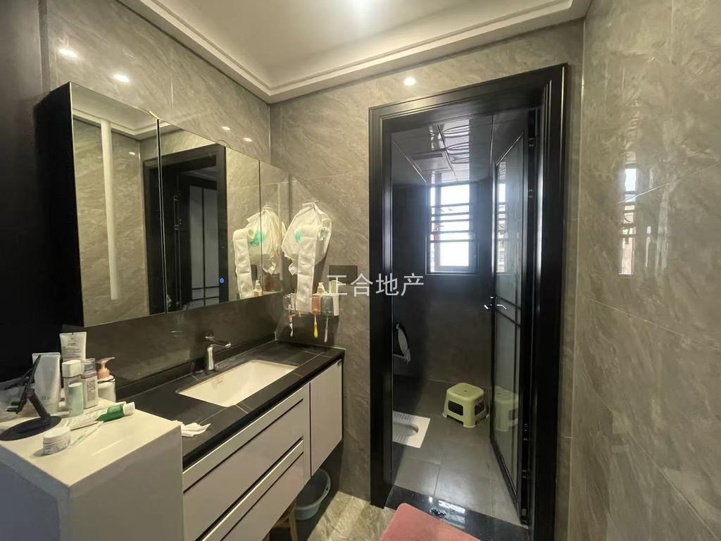 满庭春五期，精装4室2卫+活动室，单价5000，东边户，9成新。拎包入住