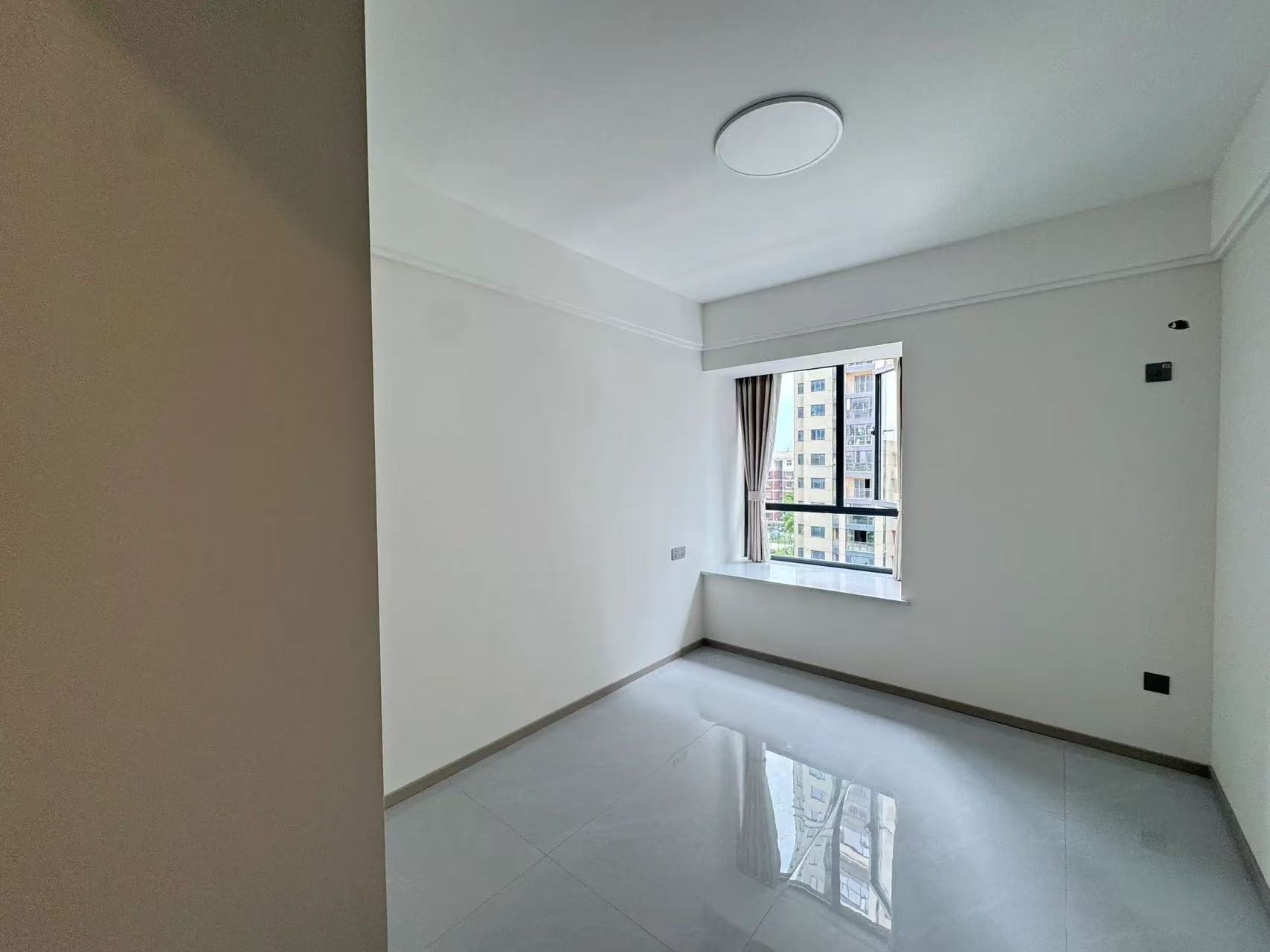 沔阳公园，吾悦广场旁，金台花园，精装三房。朝阳三中小，证满二